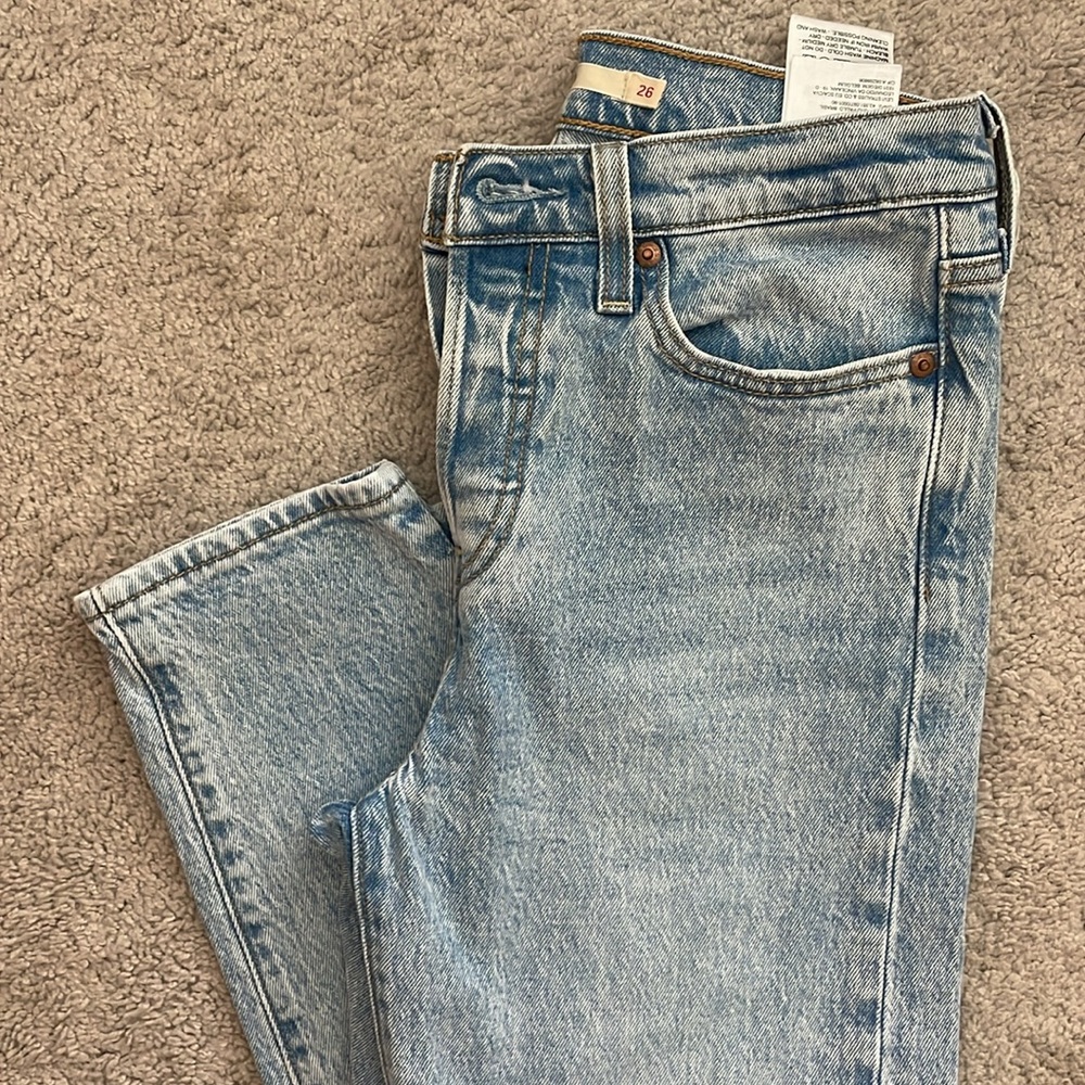 Levis - Picture 3 of 5